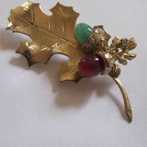 Vintage gold maple leaf brooch w/gemstone accents